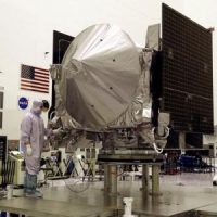 مركبة الفضاء أوزيريس-ريكس التي سترسلها إدارة الطيران والفضاء الأمريكية (ناسا) إلى الكويكب بينو لمعرفة أصل الحياة معروضة في مركز كنيدي للفضاء بولاية فلوريدا يوم 20 أغسطس آب 2016. تصوير مايك براون - رويترز.
