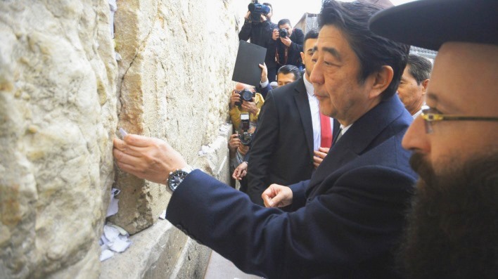 رئيس وزراء اليابان خلال زيارته للقدس المحتلة