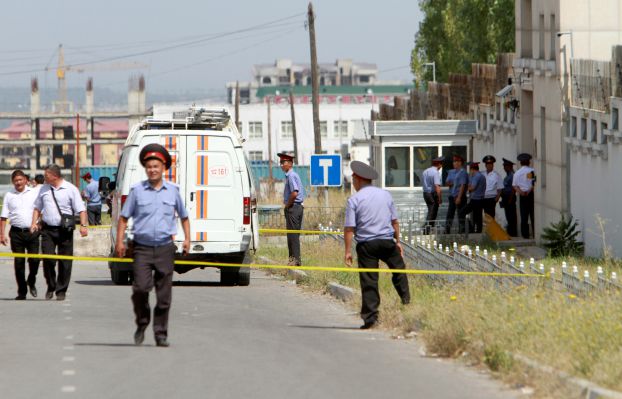 محققون من الشرطة القرغيزية قرب السفارة الصينية في بشكك، قرغيزستان بعد التفجير في 30 آب - أغسطس 2016