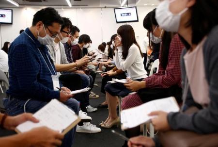 يابانيون في جلسة مواعدة يضعون كمامات طبية في طوكيو يوم 16 اكتوبر تشرين الأول 2016. تصوير: كيم كيونج هون - رويترز.
