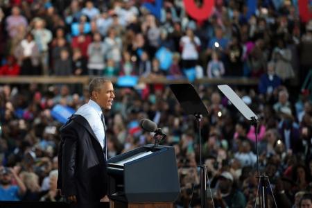 الرئيس الأميركي باراك أوباما يتحدث أمام تجمع انتخابي لصالح المرشحة الديمقراطية للانتخابات الرئاسية هيلاري كلينتون في غرينزبورو في ولاية نورث كارولاينا. تصوير: كارلوس باريا - رويترز.