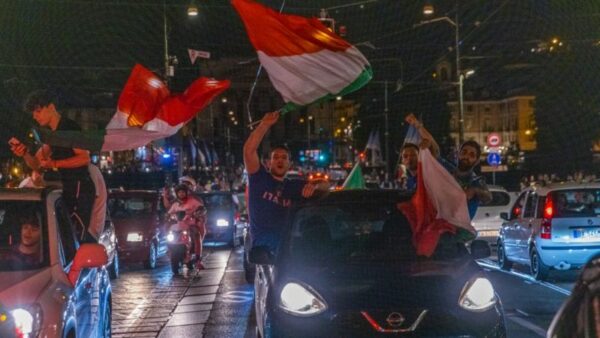 احتفالات في مدينة تورينو في إيطاليا بعد الفوز باللقب