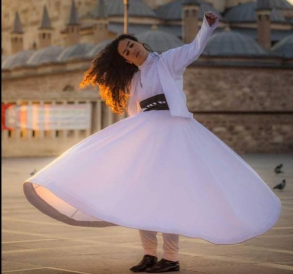 رنا جرجاني فتاة تمارس الرّقص الصّوفي